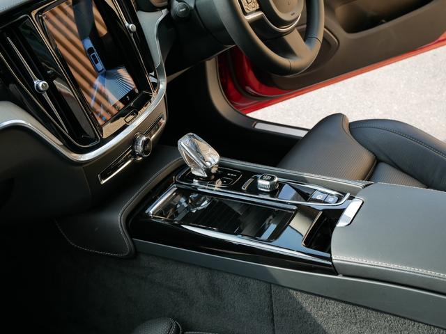 V60 リチャジアルティメットT6AWDプラグインハイブリド 2023yモデル 1オーナー禁煙 ハーマンカードン グーグルナビ 音声操作 全方位カメラ 黒革パワーシート シートヒーター シートクーラー シートマッサージ パノラマルーフ 電動トランク 前後ドラレコ(47枚目)