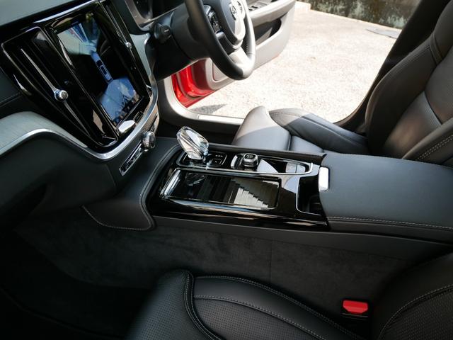 V60 リチャジアルティメットT6AWDプラグインハイブリド 2023yモデル 1オーナー禁煙 ハーマンカードン グーグルナビ 音声操作 全方位カメラ 黒革パワーシート シートヒーター シートクーラー シートマッサージ パノラマルーフ 電動トランク 前後ドラレコ(50枚目)