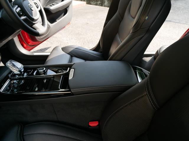 V60 リチャジアルティメットT6AWDプラグインハイブリド 2023yモデル 1オーナー禁煙 ハーマンカードン グーグルナビ 音声操作 全方位カメラ 黒革パワーシート シートヒーター シートクーラー シートマッサージ パノラマルーフ 電動トランク 前後ドラレコ(51枚目)