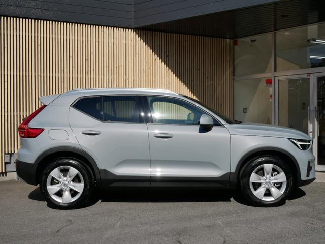 XC40 プラス B3 クライメートセレクション 特別仕様限定車 ワンオーナー禁煙 正規ディーラー車 グーグルナビ 音声操作 360度カメラ パワーシート 全席シートヒーター ハンドルヒーター 電動トランク LEDヘッドライト プライバシーガラス(4枚目)