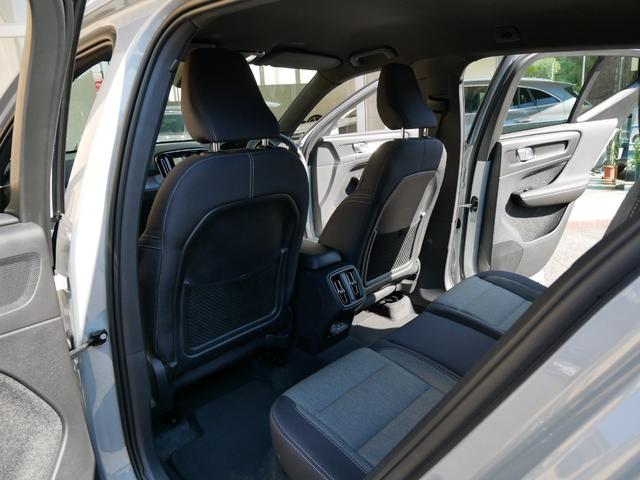 XC40 プラス B3 クライメートセレクション 特別仕様限定車 ワンオーナー禁煙 正規ディーラー車 グーグルナビ 音声操作 360度カメラ パワーシート 全席シートヒーター ハンドルヒーター 電動トランク LEDヘッドライト プライバシーガラス(27枚目)