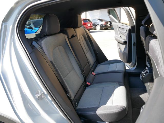 XC40 プラス B3 クライメートセレクション 特別仕様限定車 ワンオーナー禁煙 正規ディーラー車 グーグルナビ 音声操作 360度カメラ パワーシート 全席シートヒーター ハンドルヒーター 電動トランク LEDヘッドライト プライバシーガラス(28枚目)