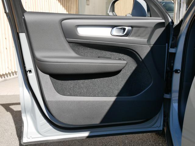 XC40 プラス B3 クライメートセレクション 特別仕様限定車 ワンオーナー禁煙 正規ディーラー車 グーグルナビ 音声操作 360度カメラ パワーシート 全席シートヒーター ハンドルヒーター 電動トランク LEDヘッドライト プライバシーガラス(30枚目)