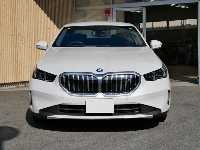 ｉ５ ｅＤｒｉｖｅ　４０　エクセレンス　ＢＭＷディーラー登録　展示　試乗車　禁煙　地デジＴＶ　ＨＤＤナビ　ＡＲビュー　ＡＩ音声通話　パーキングアシストプロフェッショナル　ドライビングアシストプロフェッショナル　内蔵ドライブレコーダー（2枚目）
