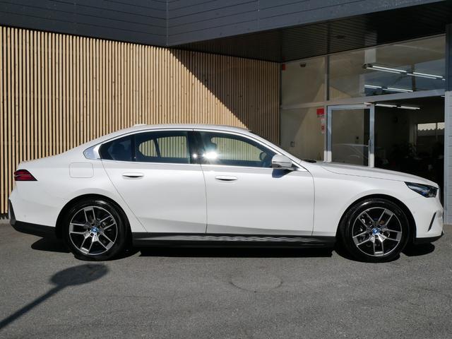 ｉ５ ｅＤｒｉｖｅ　４０　エクセレンス　ＢＭＷディーラー登録　展示　試乗車　禁煙　地デジＴＶ　ＨＤＤナビ　ＡＲビュー　ＡＩ音声通話　パーキングアシストプロフェッショナル　ドライビングアシストプロフェッショナル　内蔵ドライブレコーダー（4枚目）