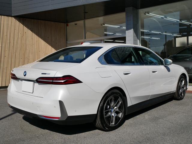 ｉ５ ｅＤｒｉｖｅ　４０　エクセレンス　ＢＭＷディーラー登録　展示　試乗車　禁煙　地デジＴＶ　ＨＤＤナビ　ＡＲビュー　ＡＩ音声通話　パーキングアシストプロフェッショナル　ドライビングアシストプロフェッショナル　内蔵ドライブレコーダー（5枚目）