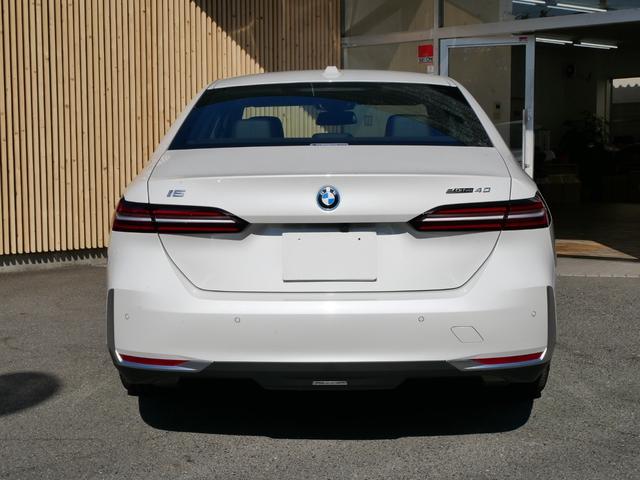 ｉ５ ｅＤｒｉｖｅ　４０　エクセレンス　ＢＭＷディーラー登録　展示　試乗車　禁煙　地デジＴＶ　ＨＤＤナビ　ＡＲビュー　ＡＩ音声通話　パーキングアシストプロフェッショナル　ドライビングアシストプロフェッショナル　内蔵ドライブレコーダー（6枚目）