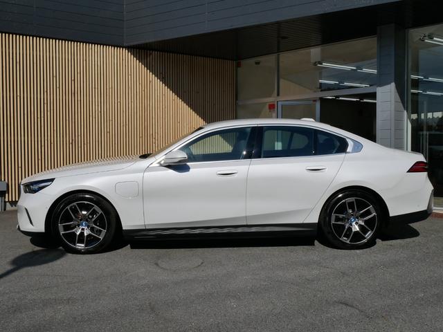 ｉ５ ｅＤｒｉｖｅ　４０　エクセレンス　ＢＭＷディーラー登録　展示　試乗車　禁煙　地デジＴＶ　ＨＤＤナビ　ＡＲビュー　ＡＩ音声通話　パーキングアシストプロフェッショナル　ドライビングアシストプロフェッショナル　内蔵ドライブレコーダー（8枚目）