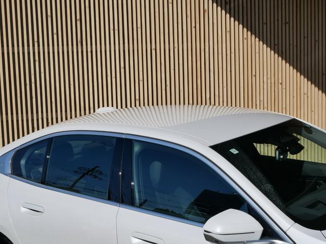 ｉ５ ｅＤｒｉｖｅ　４０　エクセレンス　ＢＭＷディーラー登録　展示　試乗車　禁煙　地デジＴＶ　ＨＤＤナビ　ＡＲビュー　ＡＩ音声通話　パーキングアシストプロフェッショナル　ドライビングアシストプロフェッショナル　内蔵ドライブレコーダー（12枚目）