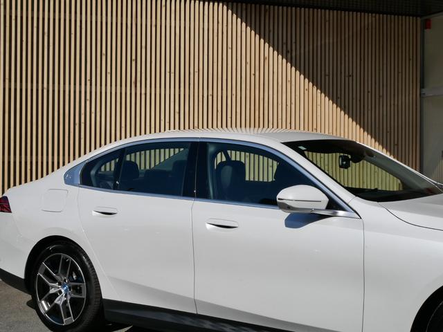 ｉ５ ｅＤｒｉｖｅ　４０　エクセレンス　ＢＭＷディーラー登録　展示　試乗車　禁煙　地デジＴＶ　ＨＤＤナビ　ＡＲビュー　ＡＩ音声通話　パーキングアシストプロフェッショナル　ドライビングアシストプロフェッショナル　内蔵ドライブレコーダー（18枚目）