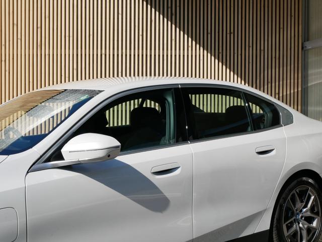 ｉ５ ｅＤｒｉｖｅ　４０　エクセレンス　ＢＭＷディーラー登録　展示　試乗車　禁煙　地デジＴＶ　ＨＤＤナビ　ＡＲビュー　ＡＩ音声通話　パーキングアシストプロフェッショナル　ドライビングアシストプロフェッショナル　内蔵ドライブレコーダー（19枚目）