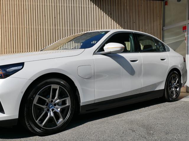 ｉ５ ｅＤｒｉｖｅ　４０　エクセレンス　ＢＭＷディーラー登録　展示　試乗車　禁煙　地デジＴＶ　ＨＤＤナビ　ＡＲビュー　ＡＩ音声通話　パーキングアシストプロフェッショナル　ドライビングアシストプロフェッショナル　内蔵ドライブレコーダー（23枚目）