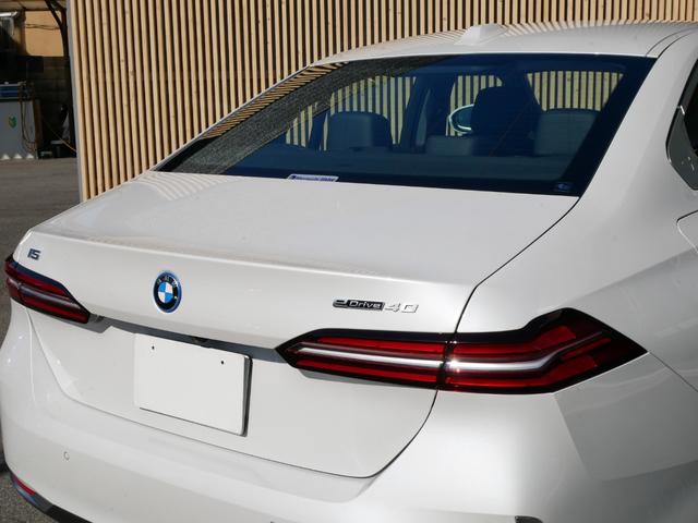 ｉ５ ｅＤｒｉｖｅ　４０　エクセレンス　ＢＭＷディーラー登録　展示　試乗車　禁煙　地デジＴＶ　ＨＤＤナビ　ＡＲビュー　ＡＩ音声通話　パーキングアシストプロフェッショナル　ドライビングアシストプロフェッショナル　内蔵ドライブレコーダー（26枚目）