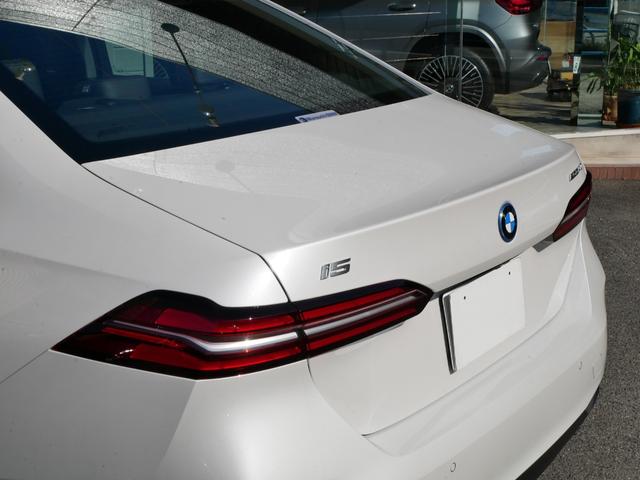 ｉ５ ｅＤｒｉｖｅ　４０　エクセレンス　ＢＭＷディーラー登録　展示　試乗車　禁煙　地デジＴＶ　ＨＤＤナビ　ＡＲビュー　ＡＩ音声通話　パーキングアシストプロフェッショナル　ドライビングアシストプロフェッショナル　内蔵ドライブレコーダー（27枚目）