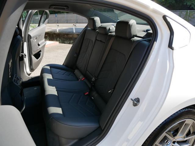 ｉ５ ｅＤｒｉｖｅ　４０　エクセレンス　ＢＭＷディーラー登録　展示　試乗車　禁煙　地デジＴＶ　ＨＤＤナビ　ＡＲビュー　ＡＩ音声通話　パーキングアシストプロフェッショナル　ドライビングアシストプロフェッショナル　内蔵ドライブレコーダー（36枚目）