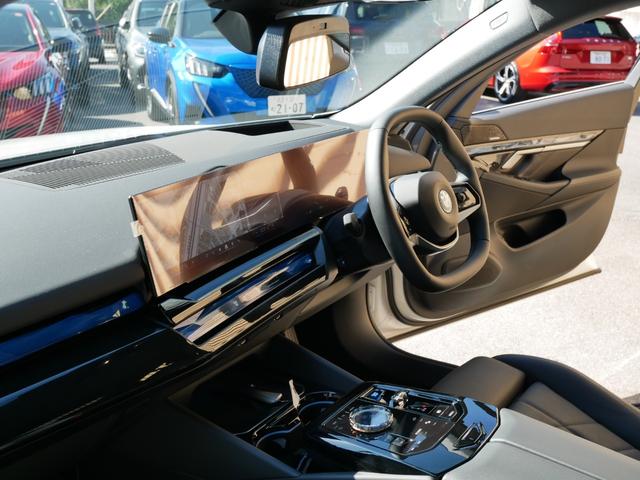 ｉ５ ｅＤｒｉｖｅ　４０　エクセレンス　ＢＭＷディーラー登録　展示　試乗車　禁煙　地デジＴＶ　ＨＤＤナビ　ＡＲビュー　ＡＩ音声通話　パーキングアシストプロフェッショナル　ドライビングアシストプロフェッショナル　内蔵ドライブレコーダー（43枚目）
