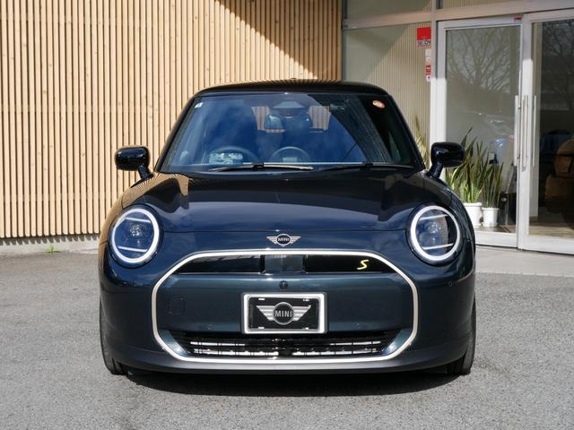 ＭＩＮＩ クーパーＳＥ　フェイバリット・トリム　１オーナー禁煙　正規ディーラー車　ＦａｖｏｕｒｅｄＴＲＩＭ　革ＪｏｈｎＣｏｏｐｅｒＷｏｒｋｓスポーツシート　パワーシート　シートヒーター　ハンドルヒーター　ＭＩＮＩエンブレムドアミラーカーテシーライト（2枚目）