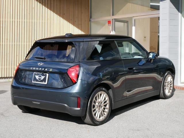 ＭＩＮＩ クーパーＳＥ　フェイバリット・トリム　１オーナー禁煙　正規ディーラー車　ＦａｖｏｕｒｅｄＴＲＩＭ　革ＪｏｈｎＣｏｏｐｅｒＷｏｒｋｓスポーツシート　パワーシート　シートヒーター　ハンドルヒーター　ＭＩＮＩエンブレムドアミラーカーテシーライト（5枚目）