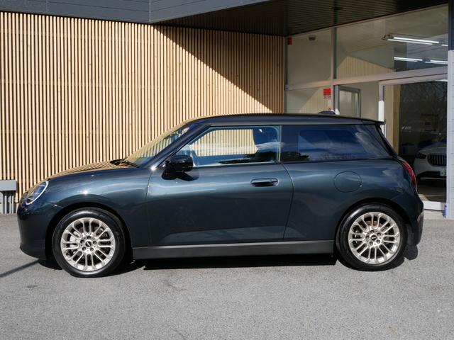 ＭＩＮＩ クーパーＳＥ　フェイバリット・トリム　１オーナー禁煙　正規ディーラー車　ＦａｖｏｕｒｅｄＴＲＩＭ　革ＪｏｈｎＣｏｏｐｅｒＷｏｒｋｓスポーツシート　パワーシート　シートヒーター　ハンドルヒーター　ＭＩＮＩエンブレムドアミラーカーテシーライト（8枚目）