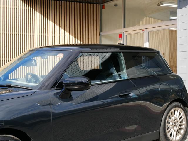 ＭＩＮＩ クーパーＳＥ　フェイバリット・トリム　１オーナー禁煙　正規ディーラー車　ＦａｖｏｕｒｅｄＴＲＩＭ　革ＪｏｈｎＣｏｏｐｅｒＷｏｒｋｓスポーツシート　パワーシート　シートヒーター　ハンドルヒーター　ＭＩＮＩエンブレムドアミラーカーテシーライト（16枚目）