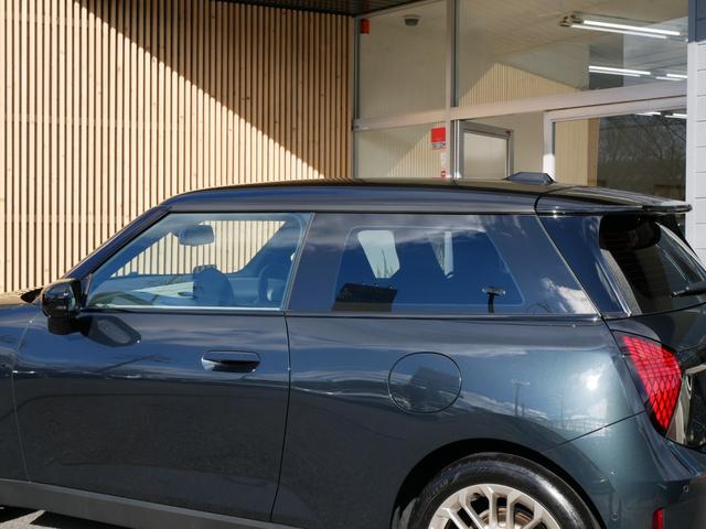 ＭＩＮＩ クーパーＳＥ　フェイバリット・トリム　１オーナー禁煙　正規ディーラー車　ＦａｖｏｕｒｅｄＴＲＩＭ　革ＪｏｈｎＣｏｏｐｅｒＷｏｒｋｓスポーツシート　パワーシート　シートヒーター　ハンドルヒーター　ＭＩＮＩエンブレムドアミラーカーテシーライト（17枚目）