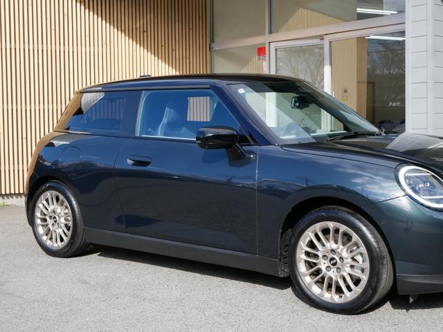 ＭＩＮＩ クーパーＳＥ　フェイバリット・トリム　１オーナー禁煙　正規ディーラー車　ＦａｖｏｕｒｅｄＴＲＩＭ　革ＪｏｈｎＣｏｏｐｅｒＷｏｒｋｓスポーツシート　パワーシート　シートヒーター　ハンドルヒーター　ＭＩＮＩエンブレムドアミラーカーテシーライト（19枚目）