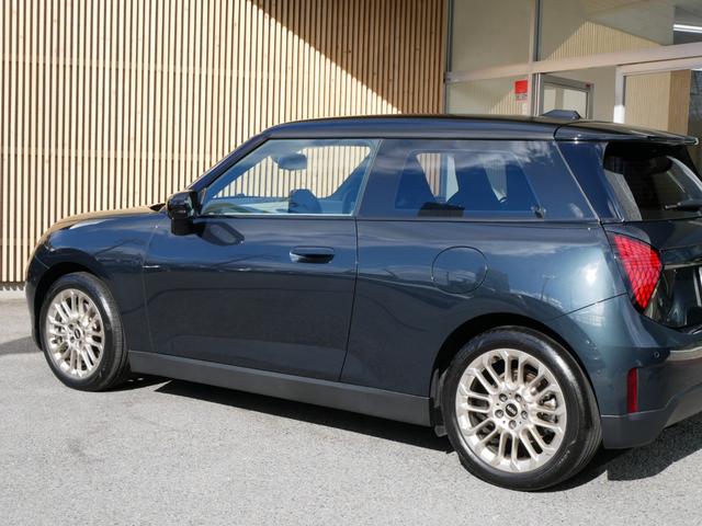 ＭＩＮＩ クーパーＳＥ　フェイバリット・トリム　１オーナー禁煙　正規ディーラー車　ＦａｖｏｕｒｅｄＴＲＩＭ　革ＪｏｈｎＣｏｏｐｅｒＷｏｒｋｓスポーツシート　パワーシート　シートヒーター　ハンドルヒーター　ＭＩＮＩエンブレムドアミラーカーテシーライト（21枚目）