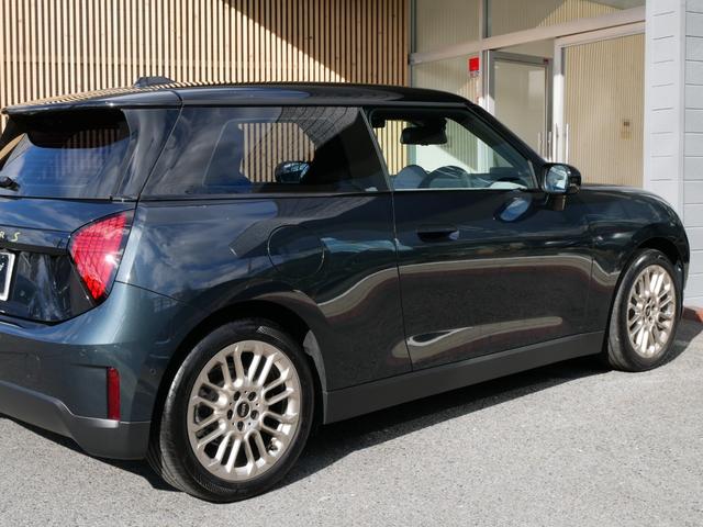 ＭＩＮＩ クーパーＳＥ　フェイバリット・トリム　１オーナー禁煙　正規ディーラー車　ＦａｖｏｕｒｅｄＴＲＩＭ　革ＪｏｈｎＣｏｏｐｅｒＷｏｒｋｓスポーツシート　パワーシート　シートヒーター　ハンドルヒーター　ＭＩＮＩエンブレムドアミラーカーテシーライト（22枚目）