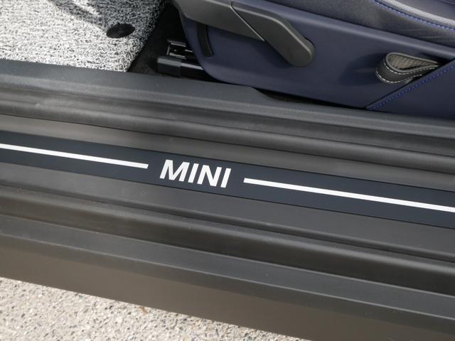ＭＩＮＩ クーパーＳＥ　フェイバリット・トリム　１オーナー禁煙　正規ディーラー車　ＦａｖｏｕｒｅｄＴＲＩＭ　革ＪｏｈｎＣｏｏｐｅｒＷｏｒｋｓスポーツシート　パワーシート　シートヒーター　ハンドルヒーター　ＭＩＮＩエンブレムドアミラーカーテシーライト（32枚目）