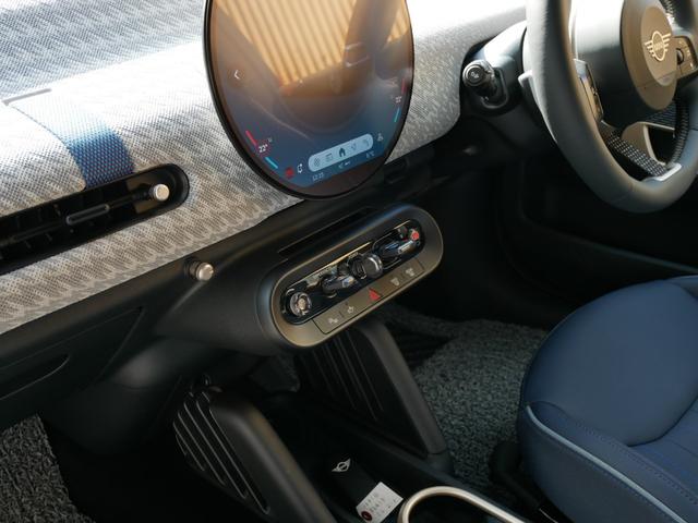ＭＩＮＩ クーパーＳＥ　フェイバリット・トリム　１オーナー禁煙　正規ディーラー車　ＦａｖｏｕｒｅｄＴＲＩＭ　革ＪｏｈｎＣｏｏｐｅｒＷｏｒｋｓスポーツシート　パワーシート　シートヒーター　ハンドルヒーター　ＭＩＮＩエンブレムドアミラーカーテシーライト（44枚目）