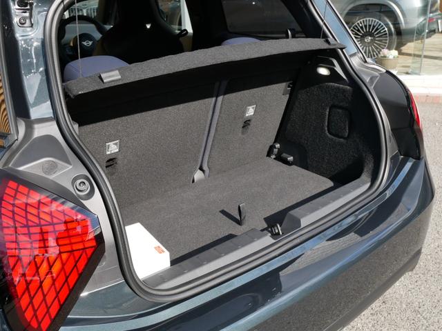 ＭＩＮＩ クーパーＳＥ　フェイバリット・トリム　１オーナー禁煙　正規ディーラー車　ＦａｖｏｕｒｅｄＴＲＩＭ　革ＪｏｈｎＣｏｏｐｅｒＷｏｒｋｓスポーツシート　パワーシート　シートヒーター　ハンドルヒーター　ＭＩＮＩエンブレムドアミラーカーテシーライト（49枚目）