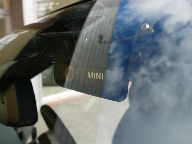 ＭＩＮＩ クーパーＳＥ　フェイバリット・トリム　１オーナー禁煙　正規ディーラー車　ＦａｖｏｕｒｅｄＴＲＩＭ　革ＪｏｈｎＣｏｏｐｅｒＷｏｒｋｓスポーツシート　パワーシート　シートヒーター　ハンドルヒーター　ＭＩＮＩエンブレムドアミラーカーテシーライト（50枚目）