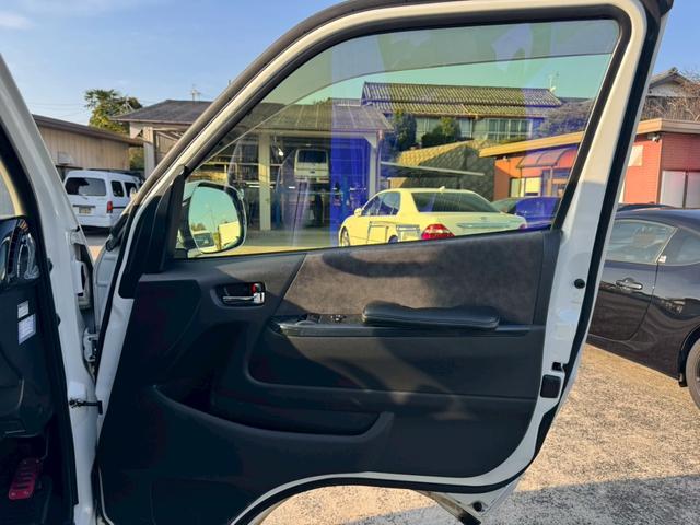 ハイエースワゴン ＧＬ　ＡＬＩＰＮＥ大型ナビ・フリップダウンモニター／片側電動スライドドア／ｅｓｓｅｘアルミ／シートカバー／ＥＴＣ／フルセグＴＶ／オートエアコン／スマートキー／ガングリップステアリング／ＡＢＳ／１０人乗車（16枚目）