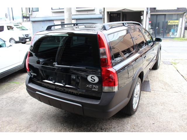 ＸＣ７０ ベースグレード　ディーラー車　禁煙車　本革シート　４ＷＤ　ターボ　シートヒーター　メモリー付きパワーシート　ＨＩＤ　ルーフレール　アルミホイール　ステアリングリモコン　キーレス　スペアキー（3枚目）