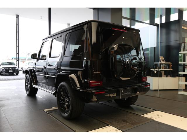 メルセデス・ベンツはドイツ本国シュツットガルト近郊でのメルセデス自車が関わった重大事故を、４０年以上に亘って調査しています。エアバッグやシートベルトテンショナーは、この調査の結果生み出されました。