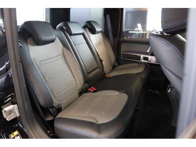 『全席が主役席』となっておりますので、後部座席も快適な乗り心地でございます。メルセデスのシートは少し硬めになっております。長時間の運転の際、適度な反発があることでお尻や腰の負担を減らす効果が御座います