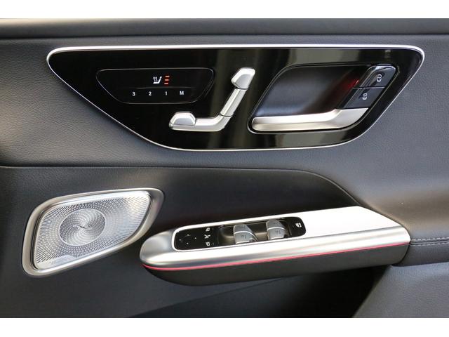 �h�A�n���h���ɂ͈���₷���O���b�v�`�󂪍̗p����Ă��܂��B����̎��̂̍ۂȂǁA�ԓ��Ɏc���ꂽ������~�o����ׁA�O������h�A���J���₷���悤�ɂȂ��Ă��܂��B