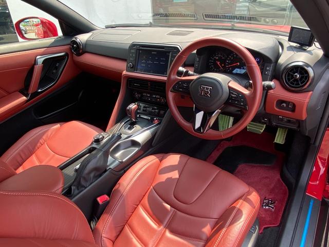 ＧＴ－Ｒ プレミアムエディション　ファッショナブルインテリア　前後ドライブレコーダー　バックカメラ　ＥＴＣ　純正ナビＴＶ　セキュリティー（3枚目）