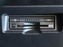 Ｆ　セキュリティ　アイドリングストップ車　パワーウィンドウ　エアバック　Ｗエアバック　ＬＥＤヘッドライト　エアコン　横滑り防止装置　スマートキー　キーレスキー　フルセグ　パワステ　ＤＶＤ再生　ナビ・ＴＶ（13枚目）