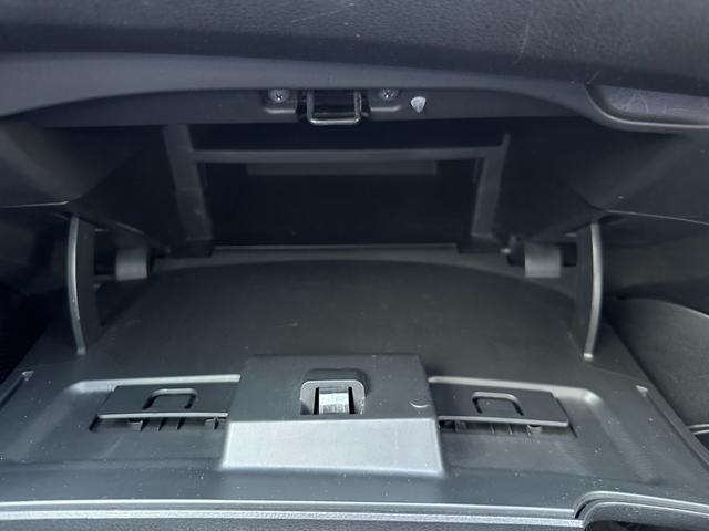 ノート Ｘ　エマージェンシーブレーキパッケージ　女性管理ユ－ザ－様下取１オ－ナ－／禁煙車／自発光タイプ２連アナログメ－タ－／スマ－トキ－２本／ナビ／地デジ／バックカメラ／Ｂｌｕｅｔｏｏｔｈオ－ディオ接続／ＡＵＸ／ＣＤ／ＤＶＤ／（56枚目）