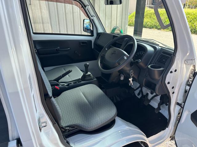 NT100クリッパートラック  管理ユ-ザ-様下取車/5速MT/下取1オ-ナ-/禁煙車/メンテナンスパック車両/シ-ト破れ無し/マニュアルエアコン/AMラジオ/パワステ付/3方開/荷台マット/鳥居付/(12枚目)