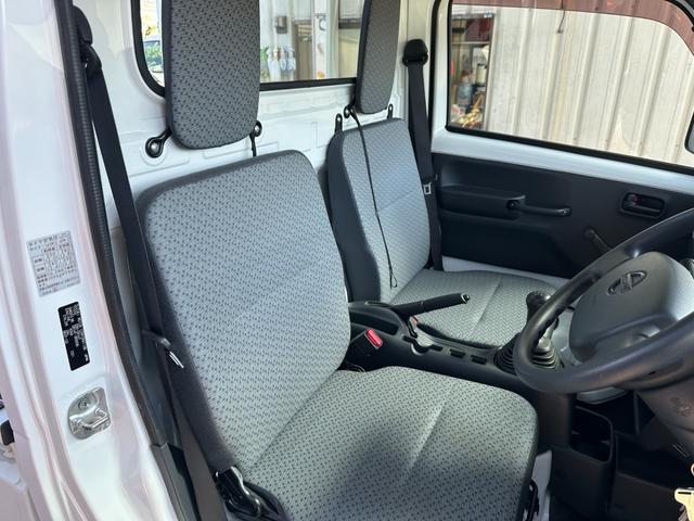 NT100クリッパートラック  管理ユ-ザ-様下取車/5速MT/下取1オ-ナ-/禁煙車/メンテナンスパック車両/シ-ト破れ無し/マニュアルエアコン/AMラジオ/パワステ付/3方開/荷台マット/鳥居付/(14枚目)