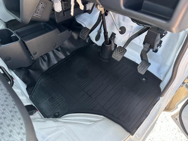 NT100クリッパートラック  管理ユ-ザ-様下取車/5速MT/下取1オ-ナ-/禁煙車/メンテナンスパック車両/シ-ト破れ無し/マニュアルエアコン/AMラジオ/パワステ付/3方開/荷台マット/鳥居付/(16枚目)