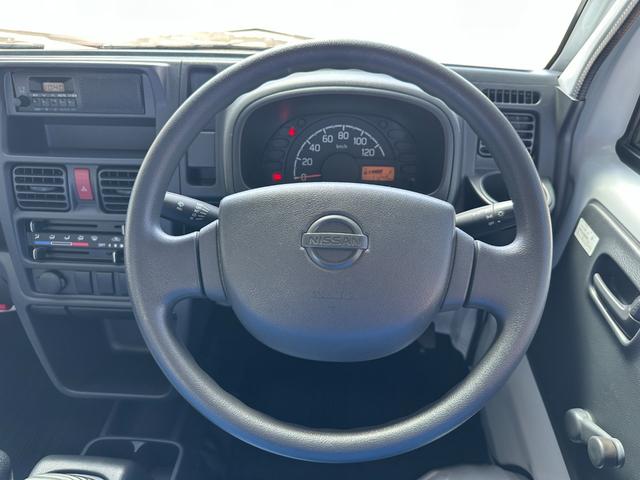 NT100クリッパートラック  管理ユ-ザ-様下取車/5速MT/下取1オ-ナ-/禁煙車/メンテナンスパック車両/シ-ト破れ無し/マニュアルエアコン/AMラジオ/パワステ付/3方開/荷台マット/鳥居付/(18枚目)
