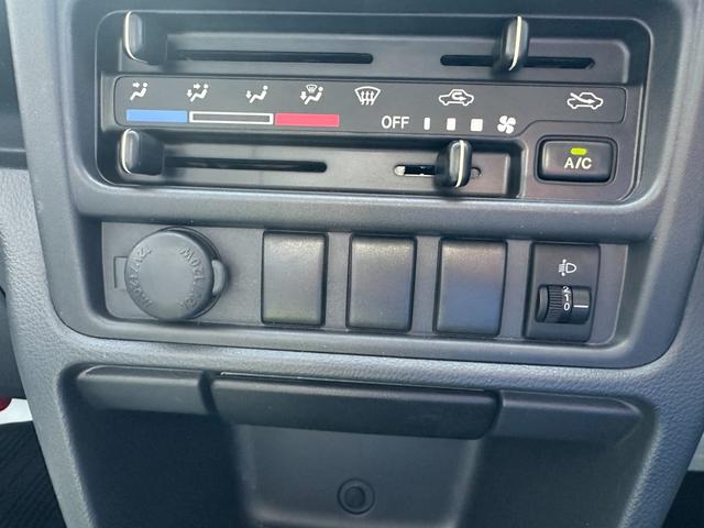 NT100クリッパートラック  管理ユ-ザ-様下取車/5速MT/下取1オ-ナ-/禁煙車/メンテナンスパック車両/シ-ト破れ無し/マニュアルエアコン/AMラジオ/パワステ付/3方開/荷台マット/鳥居付/(24枚目)