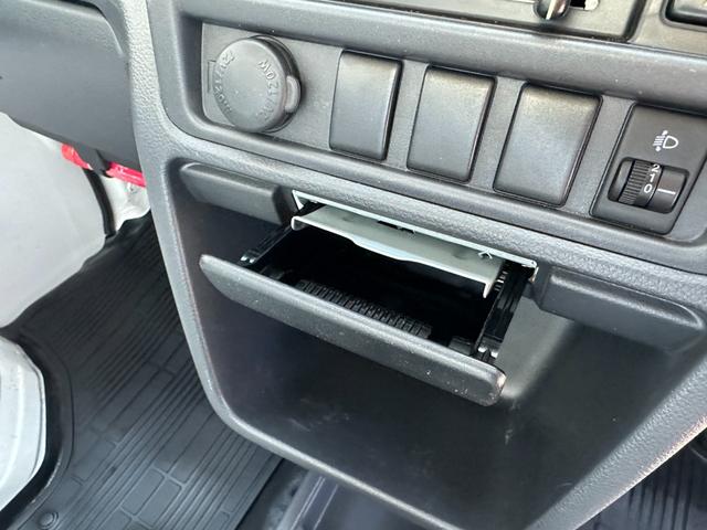 NT100クリッパートラック  管理ユ-ザ-様下取車/5速MT/下取1オ-ナ-/禁煙車/メンテナンスパック車両/シ-ト破れ無し/マニュアルエアコン/AMラジオ/パワステ付/3方開/荷台マット/鳥居付/(25枚目)