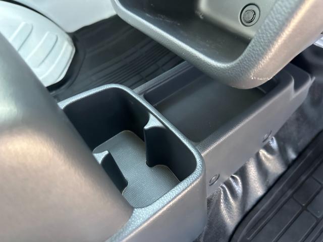 NT100クリッパートラック  管理ユ-ザ-様下取車/5速MT/下取1オ-ナ-/禁煙車/メンテナンスパック車両/シ-ト破れ無し/マニュアルエアコン/AMラジオ/パワステ付/3方開/荷台マット/鳥居付/(26枚目)