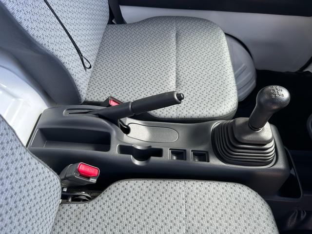 NT100クリッパートラック  管理ユ-ザ-様下取車/5速MT/下取1オ-ナ-/禁煙車/メンテナンスパック車両/シ-ト破れ無し/マニュアルエアコン/AMラジオ/パワステ付/3方開/荷台マット/鳥居付/(27枚目)