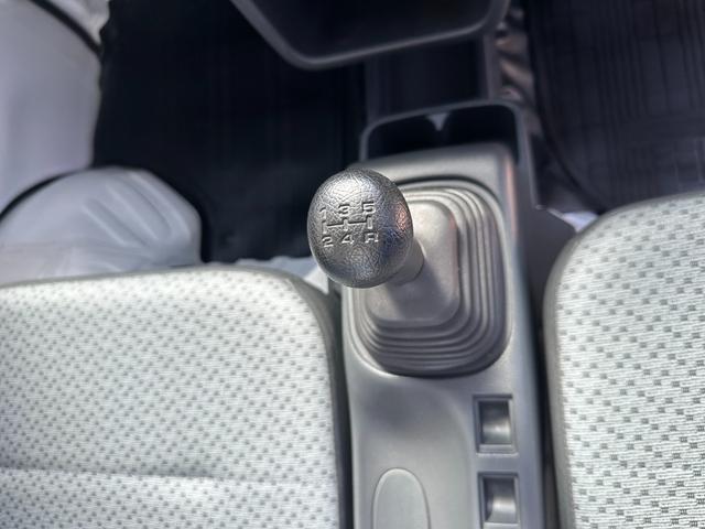 NT100クリッパートラック  管理ユ-ザ-様下取車/5速MT/下取1オ-ナ-/禁煙車/メンテナンスパック車両/シ-ト破れ無し/マニュアルエアコン/AMラジオ/パワステ付/3方開/荷台マット/鳥居付/(28枚目)