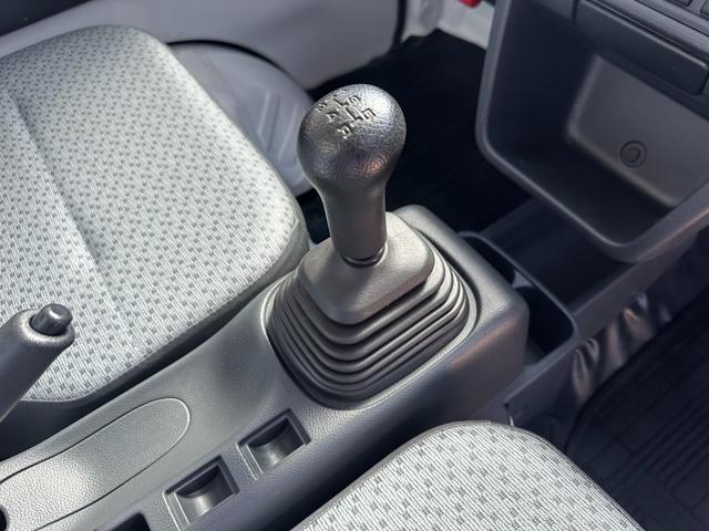 NT100クリッパートラック  管理ユ-ザ-様下取車/5速MT/下取1オ-ナ-/禁煙車/メンテナンスパック車両/シ-ト破れ無し/マニュアルエアコン/AMラジオ/パワステ付/3方開/荷台マット/鳥居付/(37枚目)